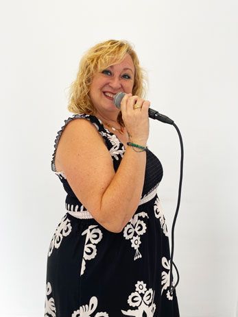 Antonia Amat profesora de canto y coro moderno